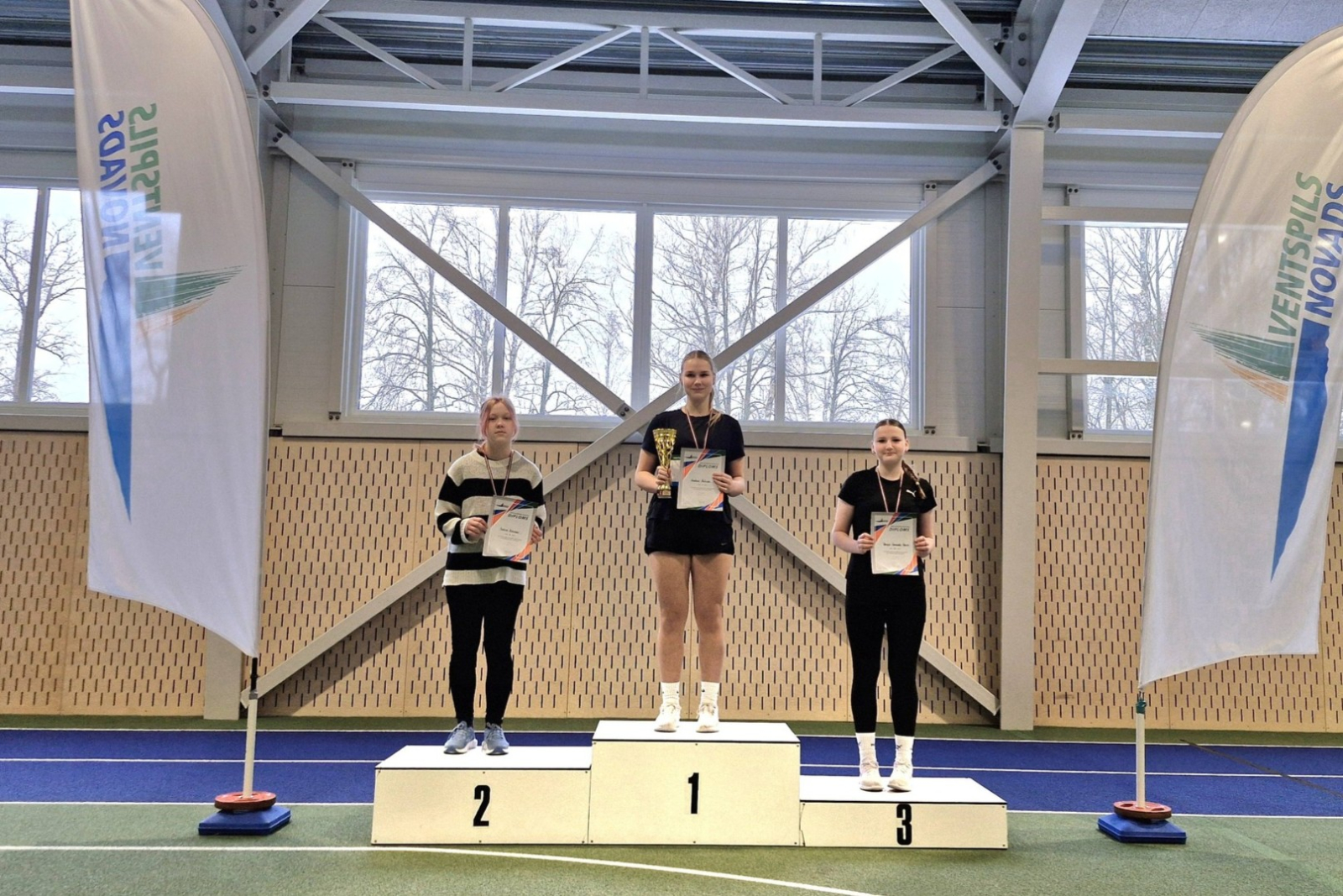 Lodes grūšanas meiteņu pjedestāls