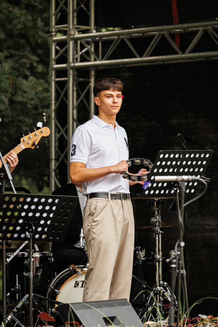 Uzstājās jauniešu grupa