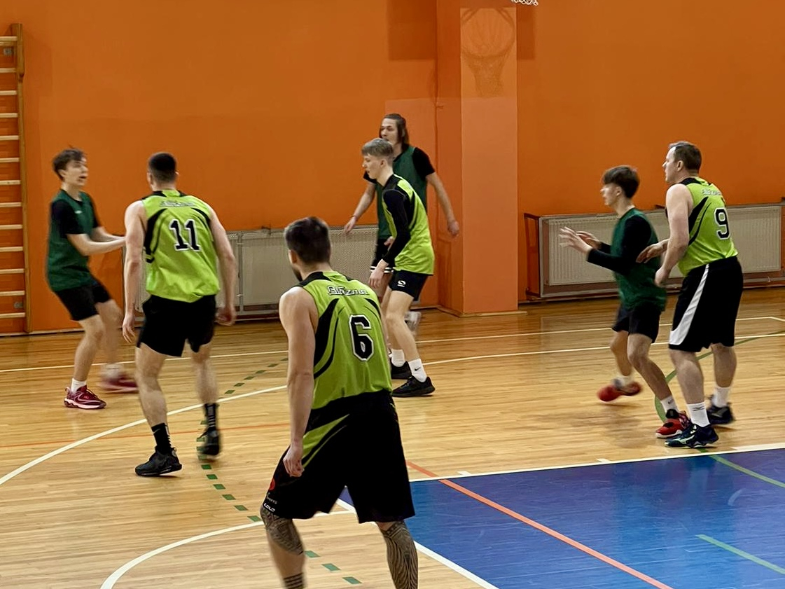 Spēlē basketbolu