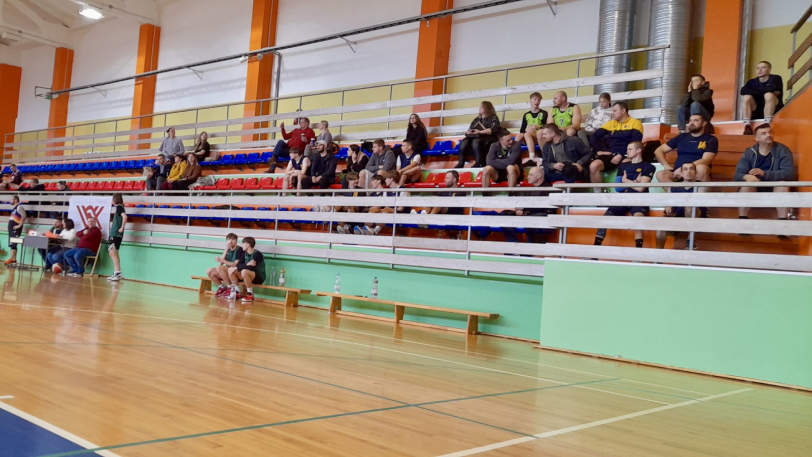 Spēlē basketbolu