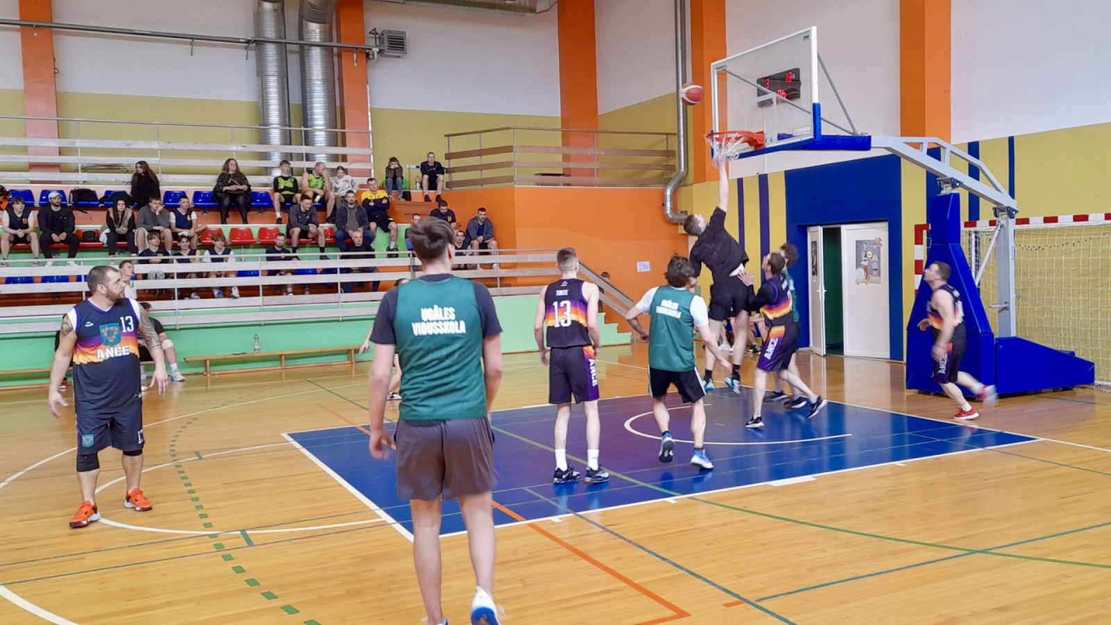 Spēlē basketbolu