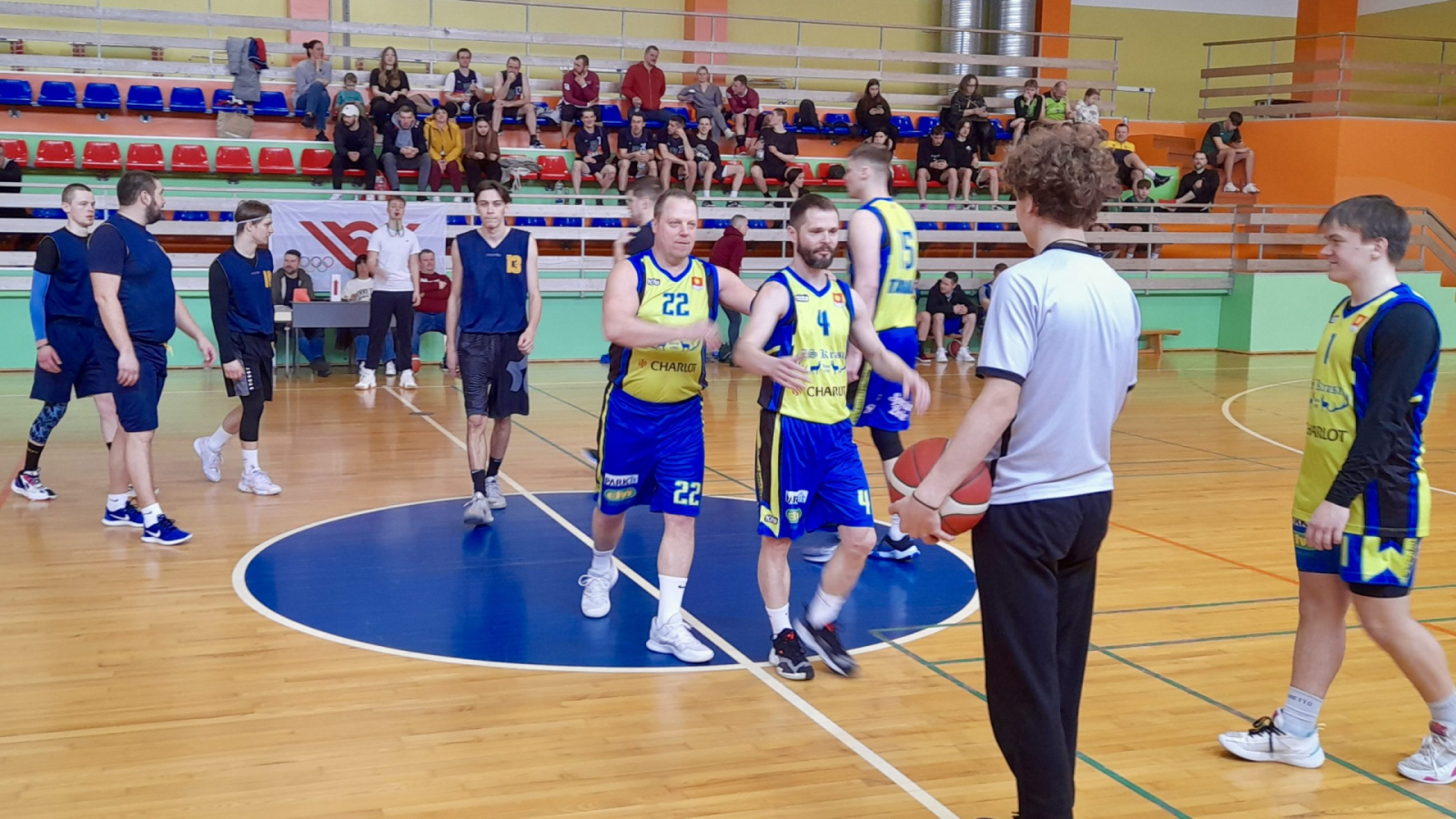 Spēlē basketbolu