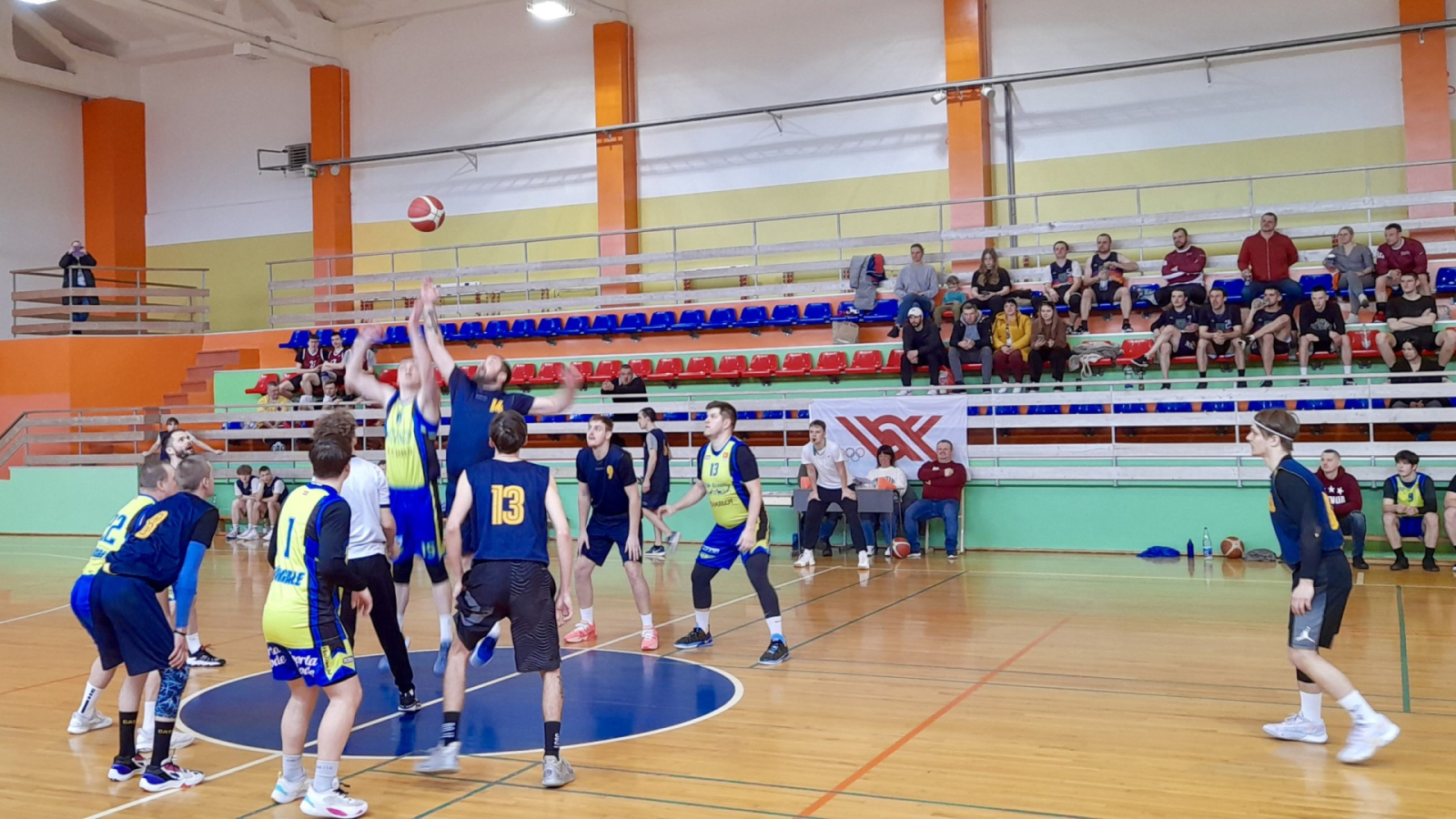 Spēlē basketbolu