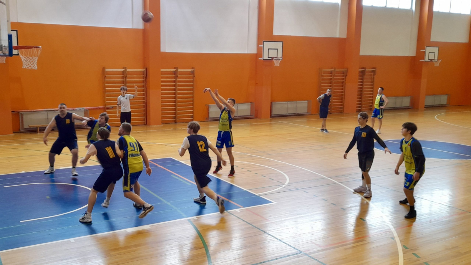 Spēlē basketbolu