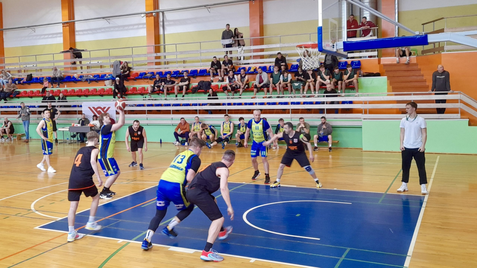 Spēlē basketbolu