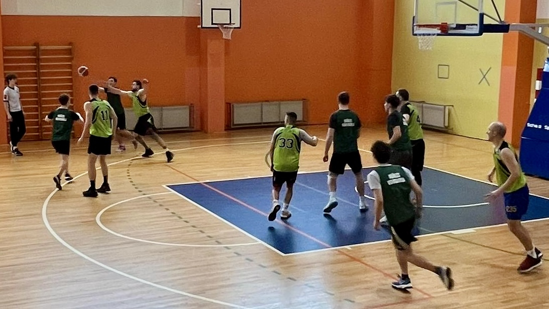 Spēlē basketbolu