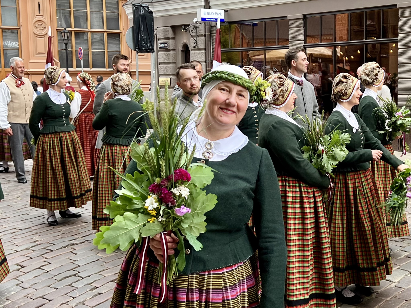 Svētku dalībnieki gatavojas gājienam