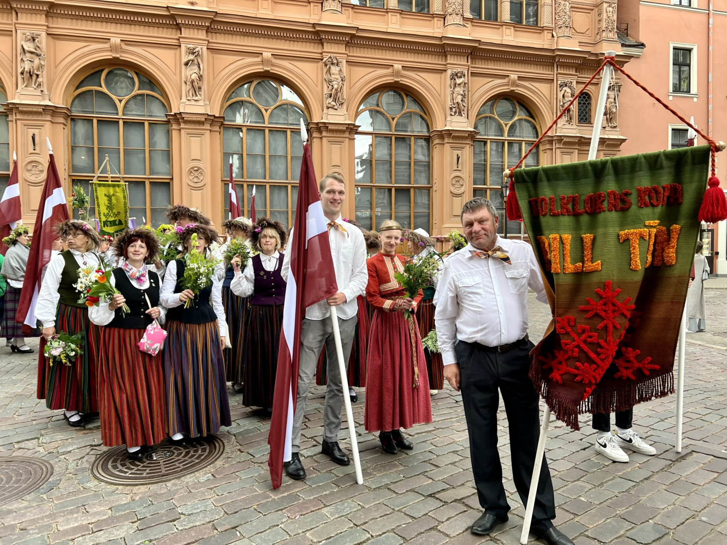 Svētku dalībnieki gatavojas gājienam