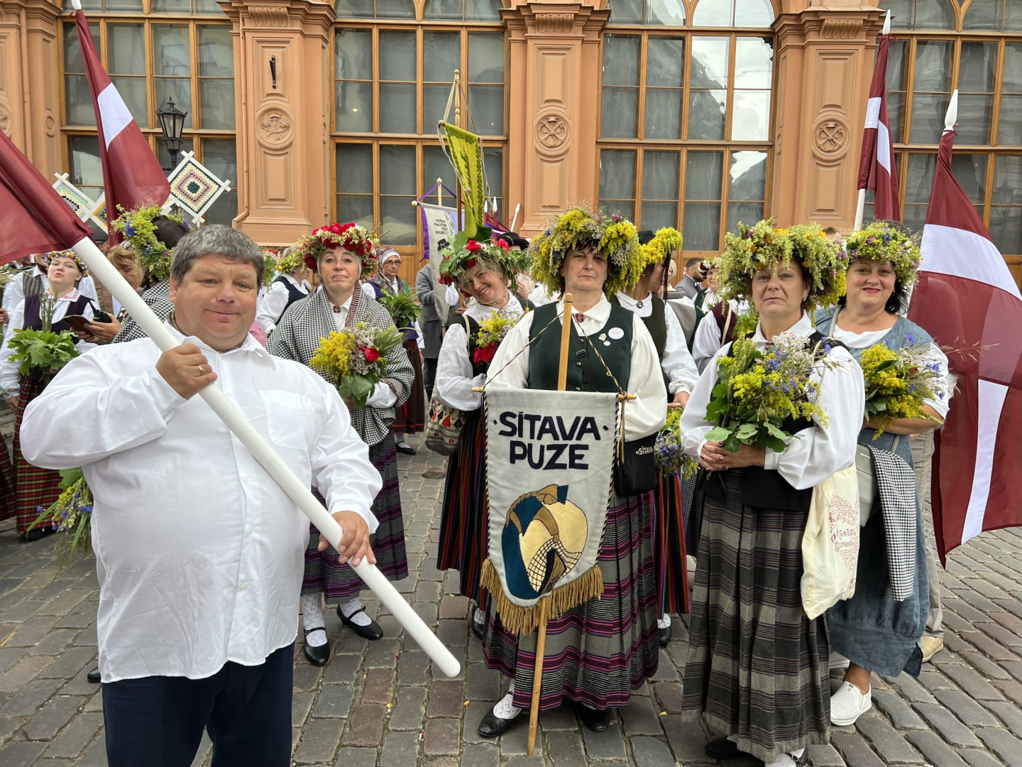Svētku dalībnieki gatavojas gājienam