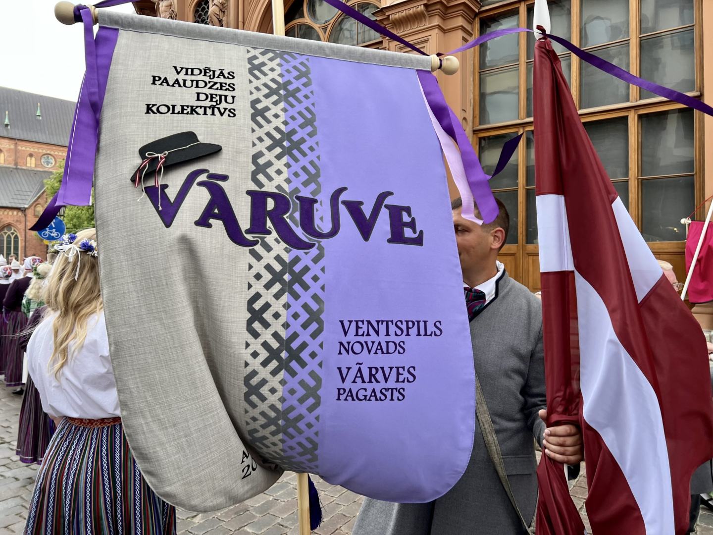 Svētku dalībnieki gatavojas gājienam