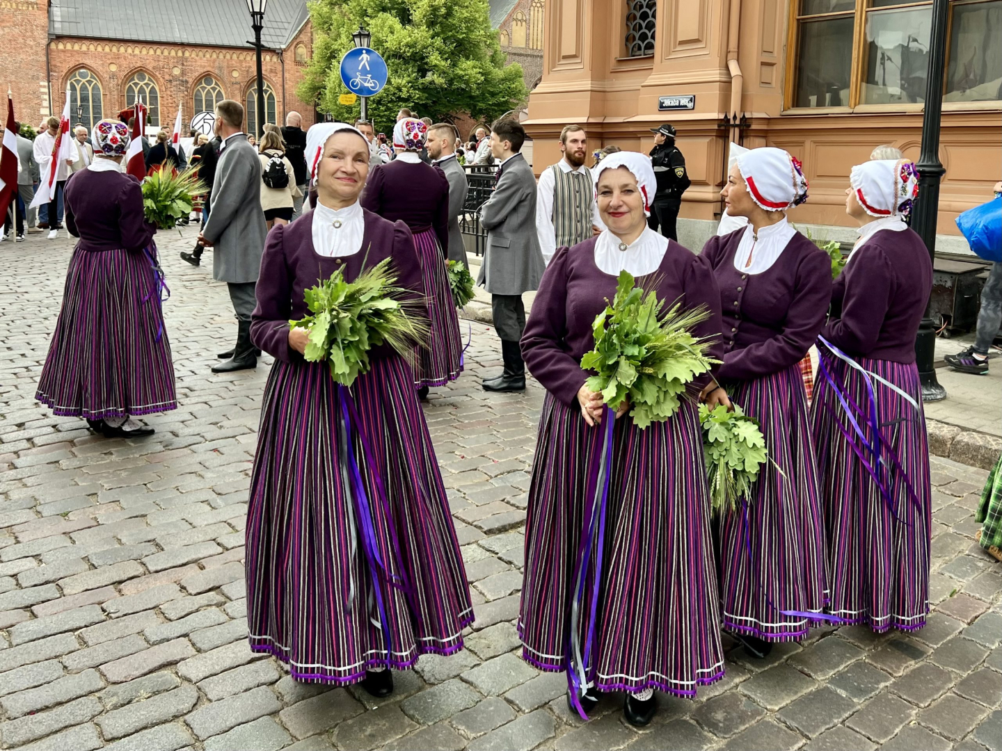 Svētku dalībnieki gatavojas gājienam