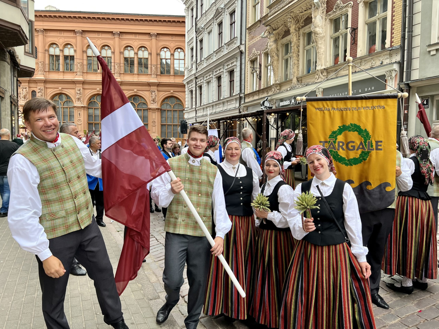 Svētku dalībnieki gatavojas gājienam