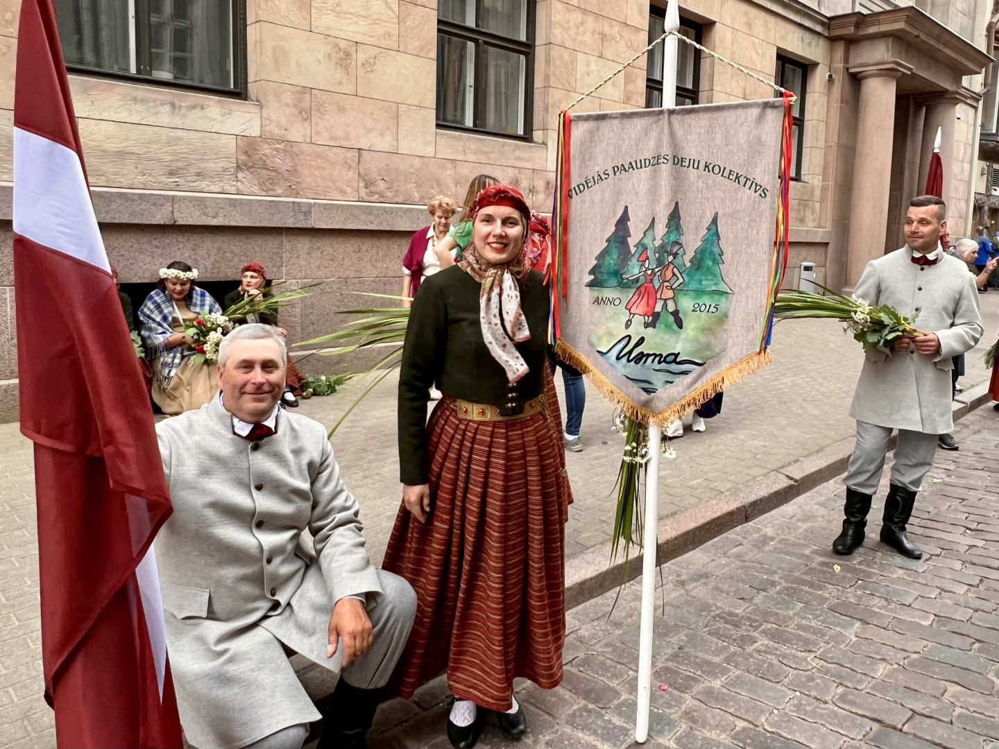 Svētku dalībnieki gatavojas gājienam