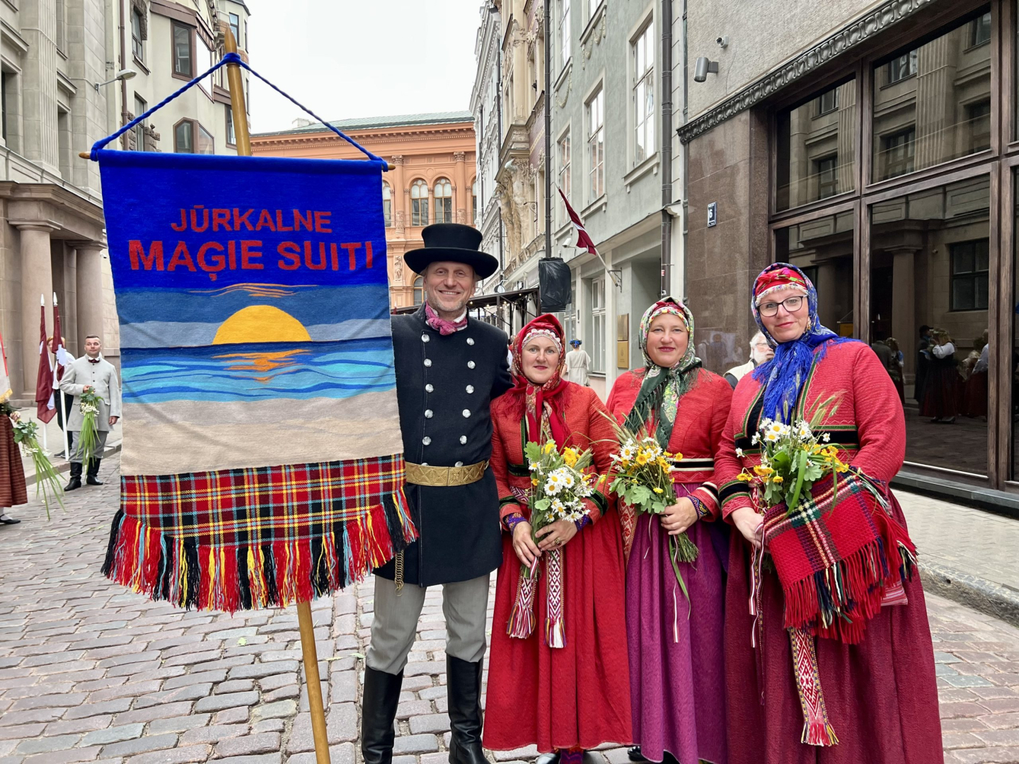 Svētku dalībnieki gatavojas gājienam