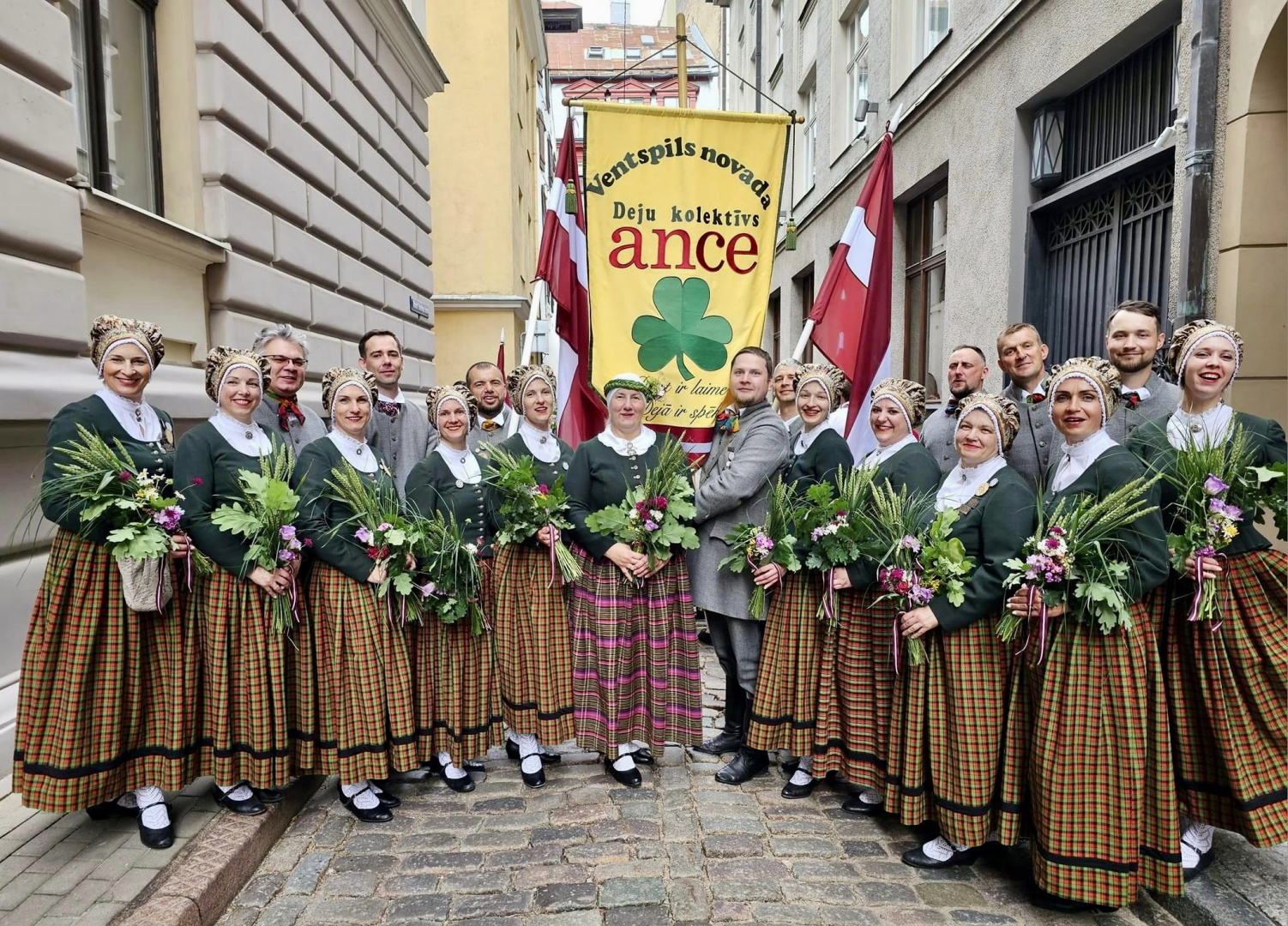 Deju kolektīva kopbilde