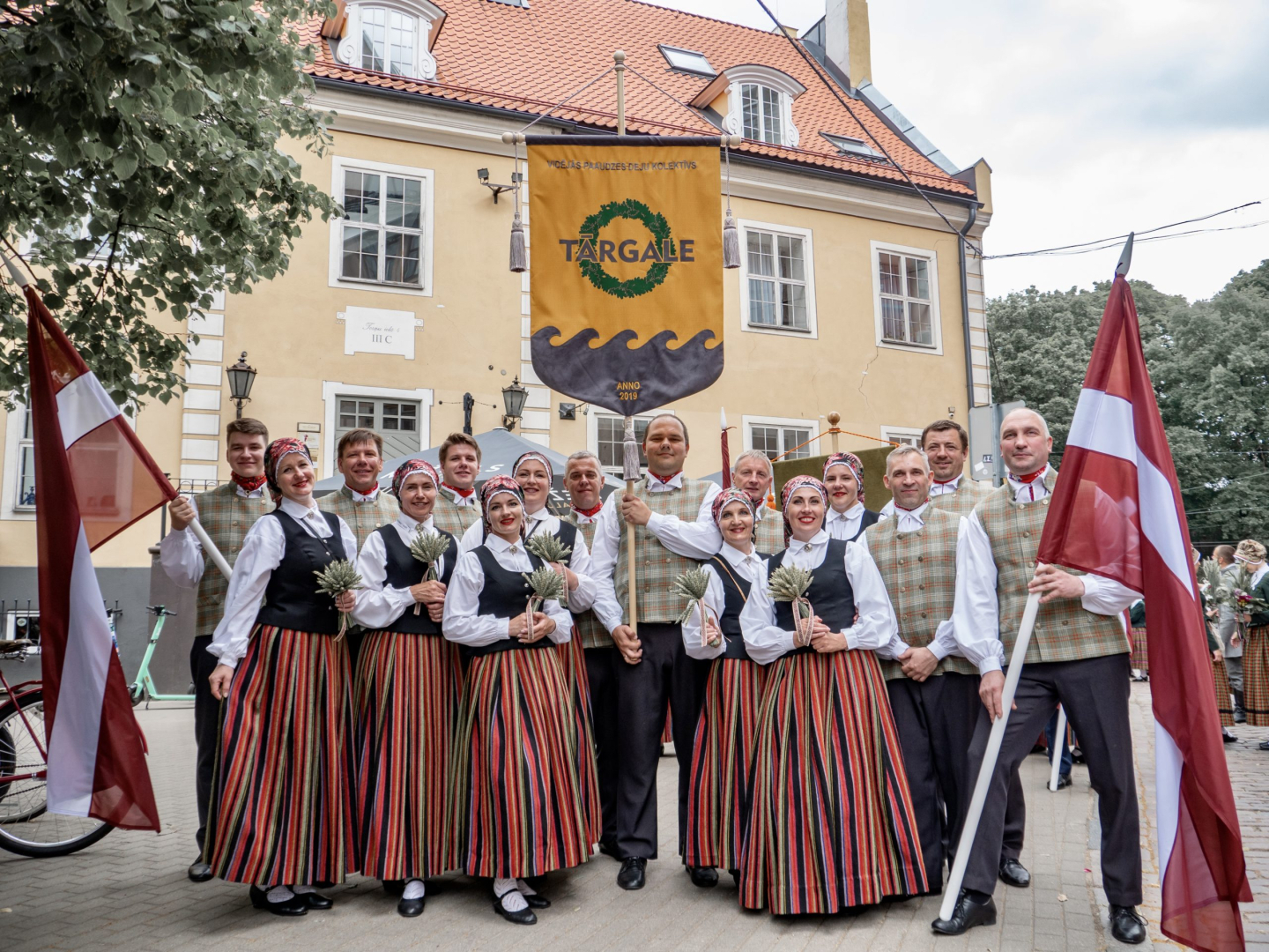 Deju kolektīva kopbilde