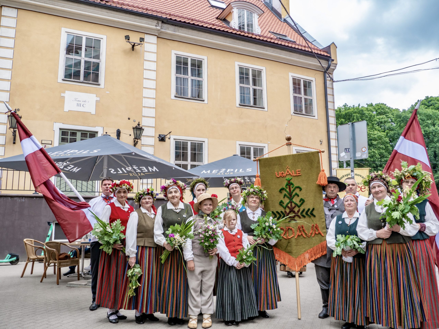 Svētku dalībnieki gatavojas gājienam