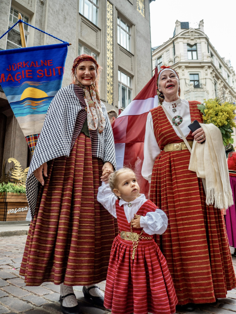 Svētku dalībnieki gatavojas gājienam