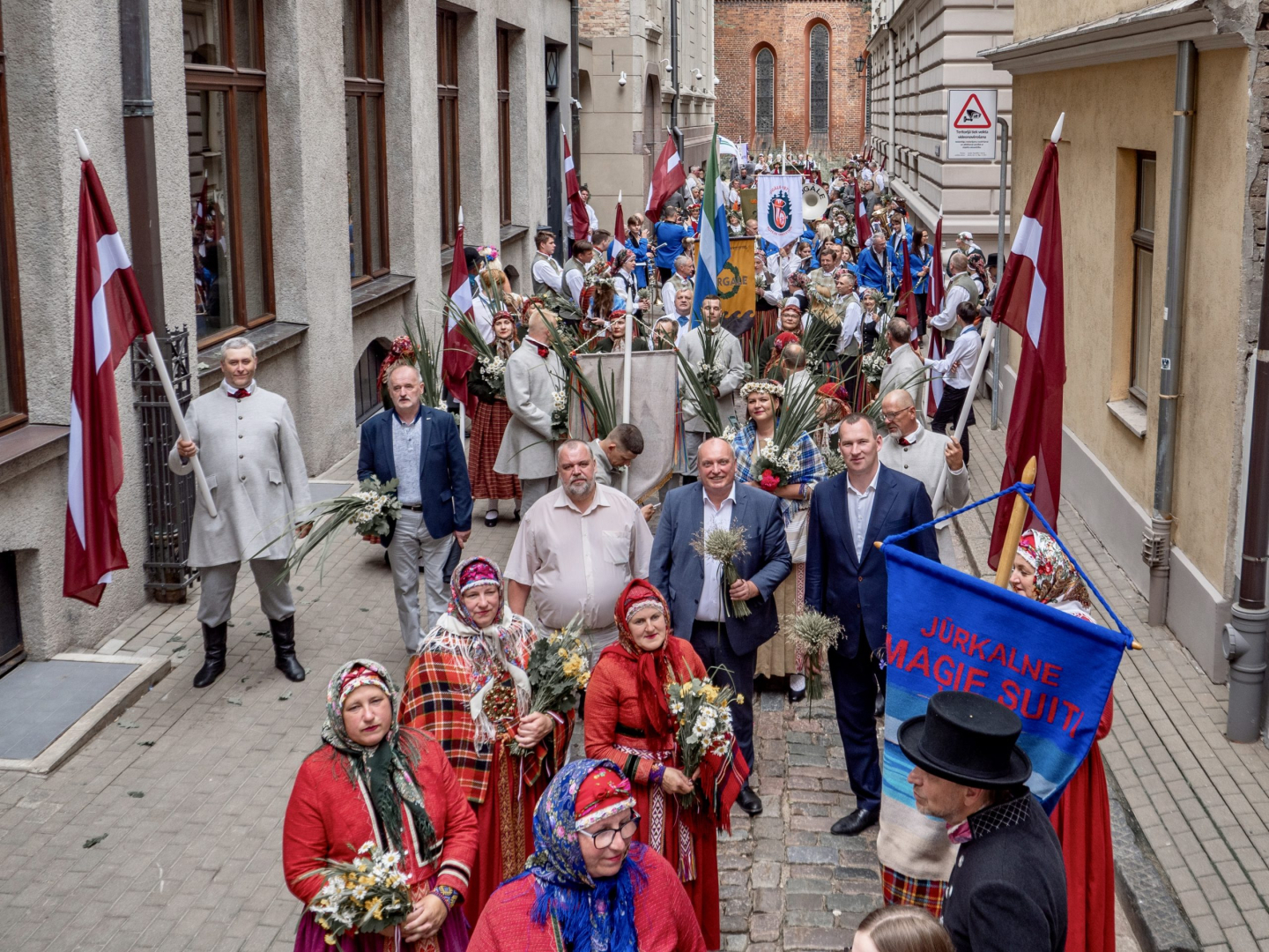 Svētku dalībnieki gatavojas gājienam