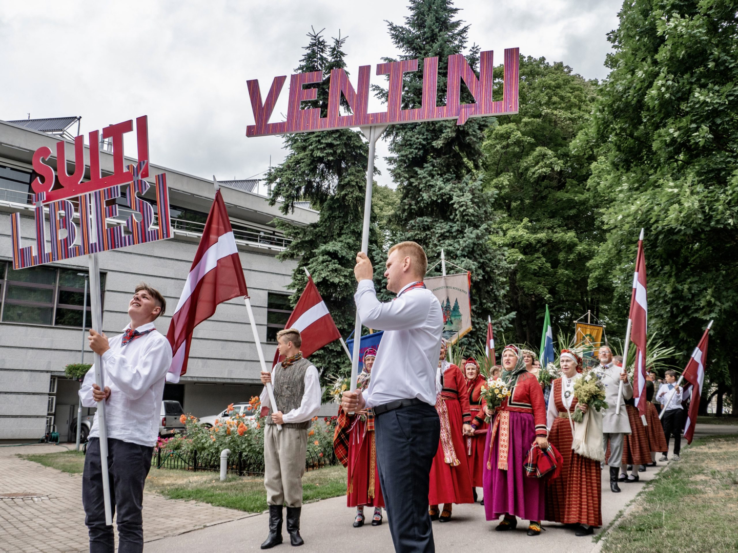Svētku dalībnieki gatavojas gājienam
