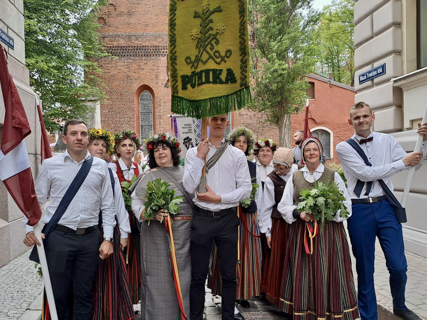 Svētku dalībnieki gatavojas gājienam