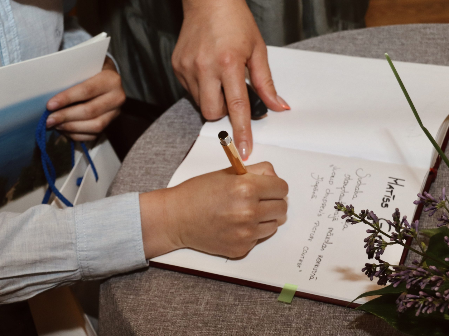 Skolēns veic ierakstu grāmatā
