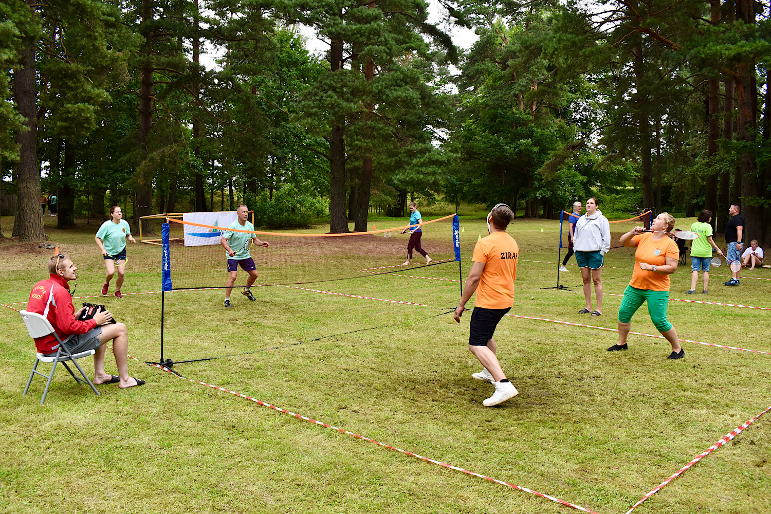 Spēlē badmintonu