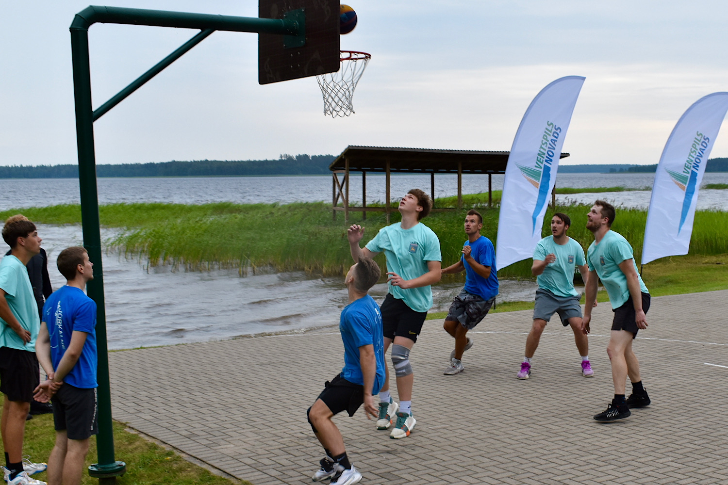 Spēlē basketbolu