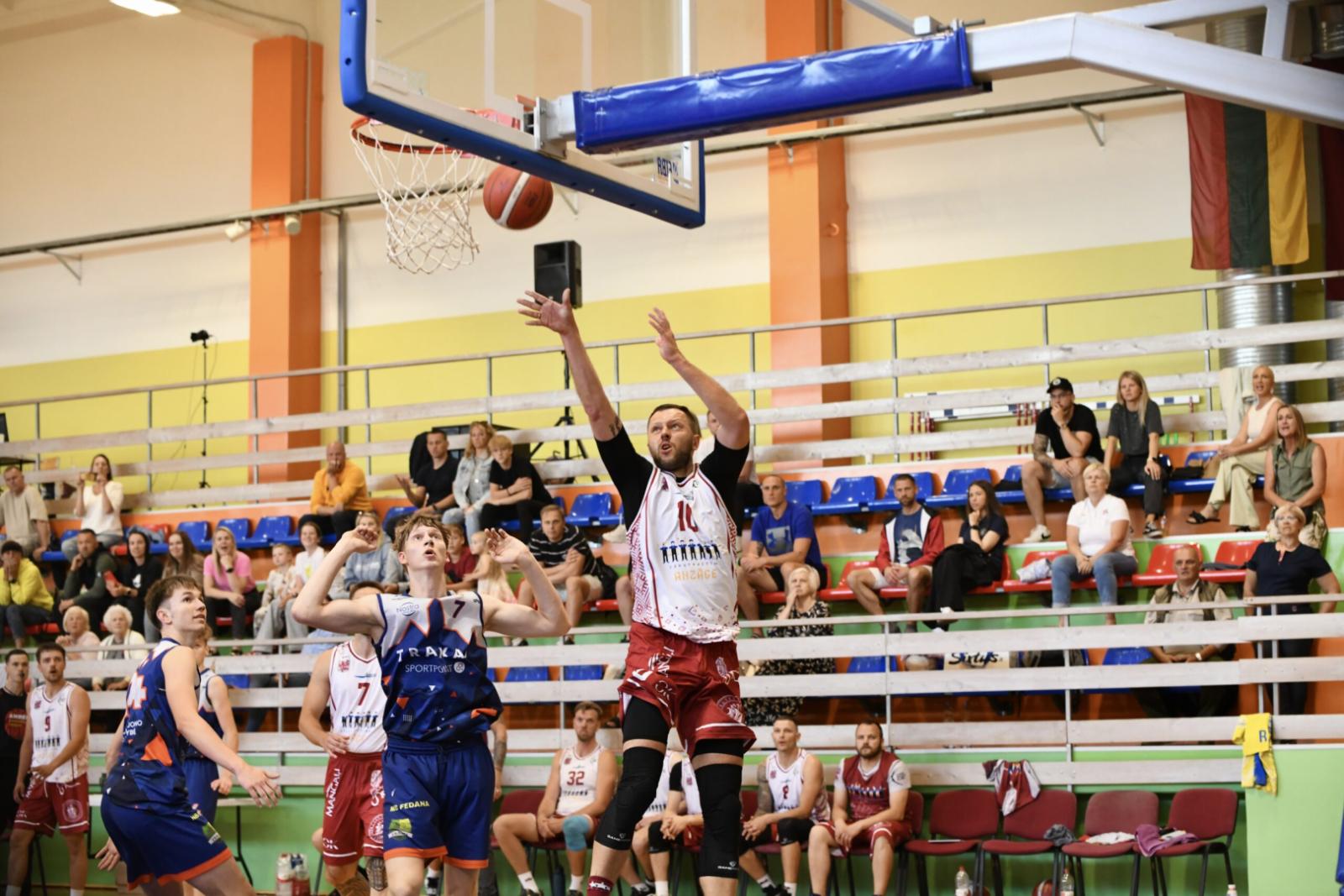 Spēlē basketbolu
