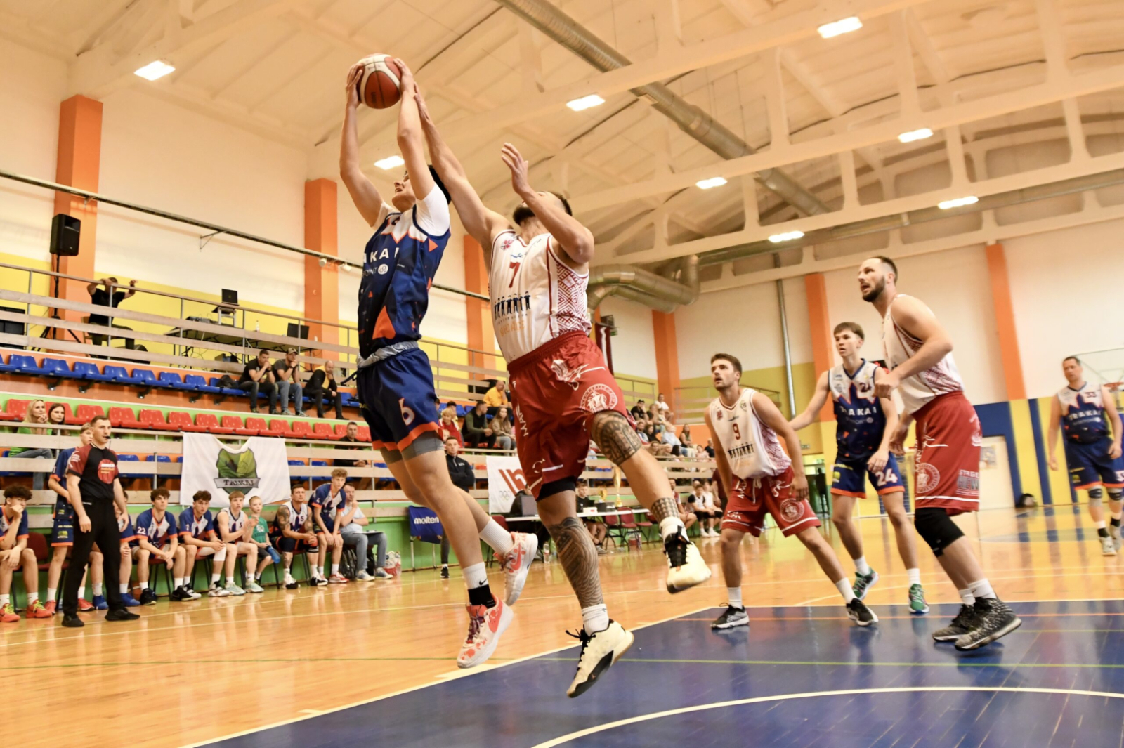 Spēlē basketbolu