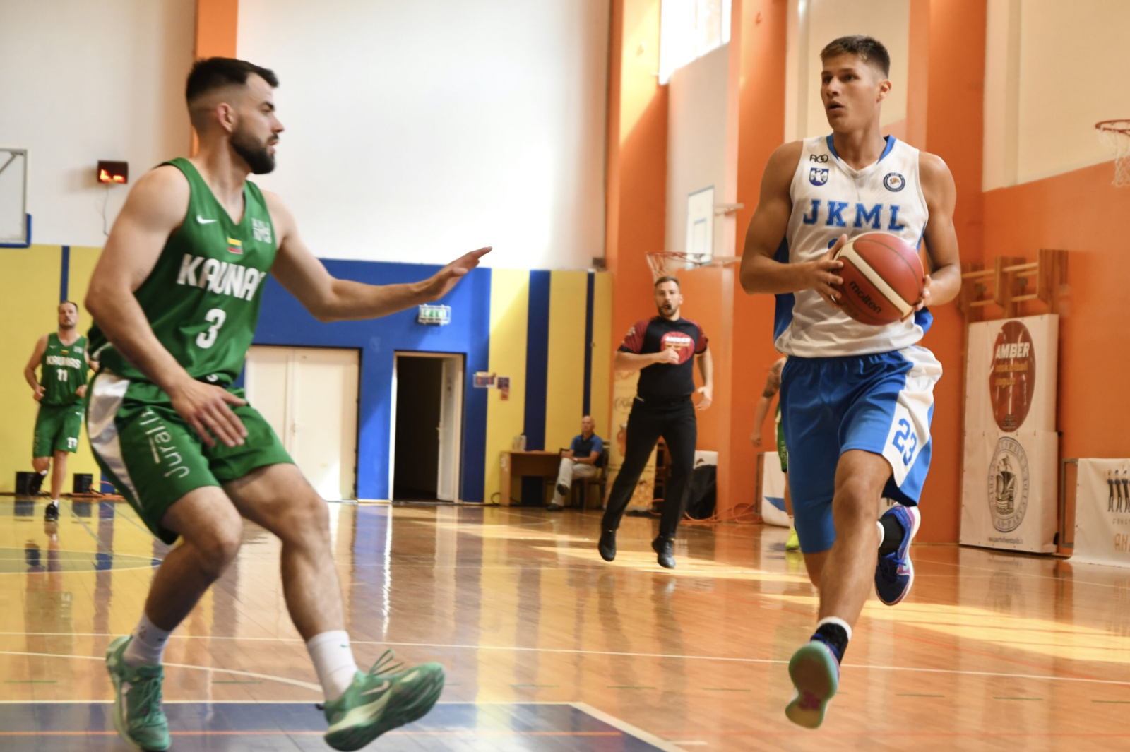 Spēlē basketbolu