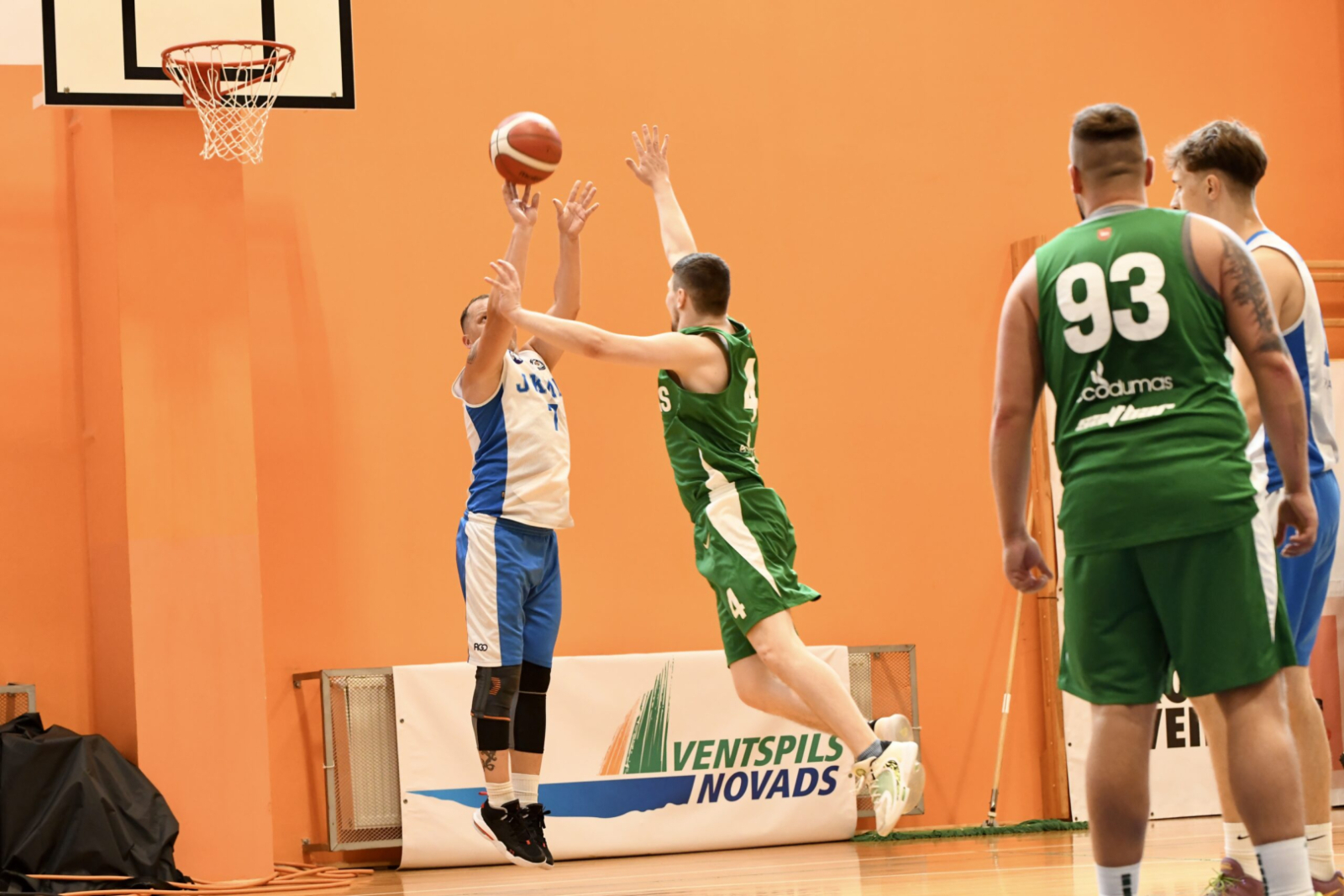 Spēlē basketbolu