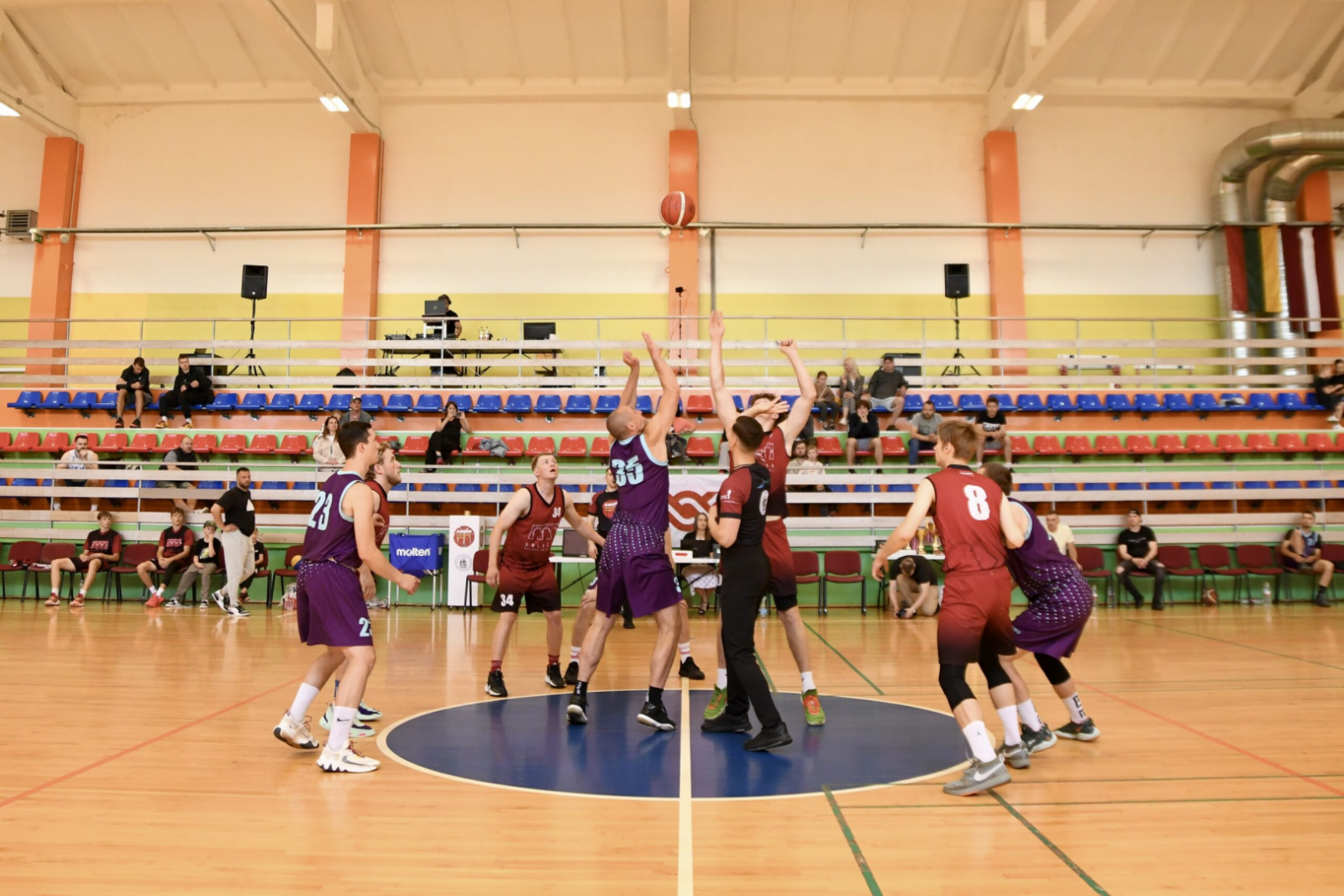 Spēlē basketbolu