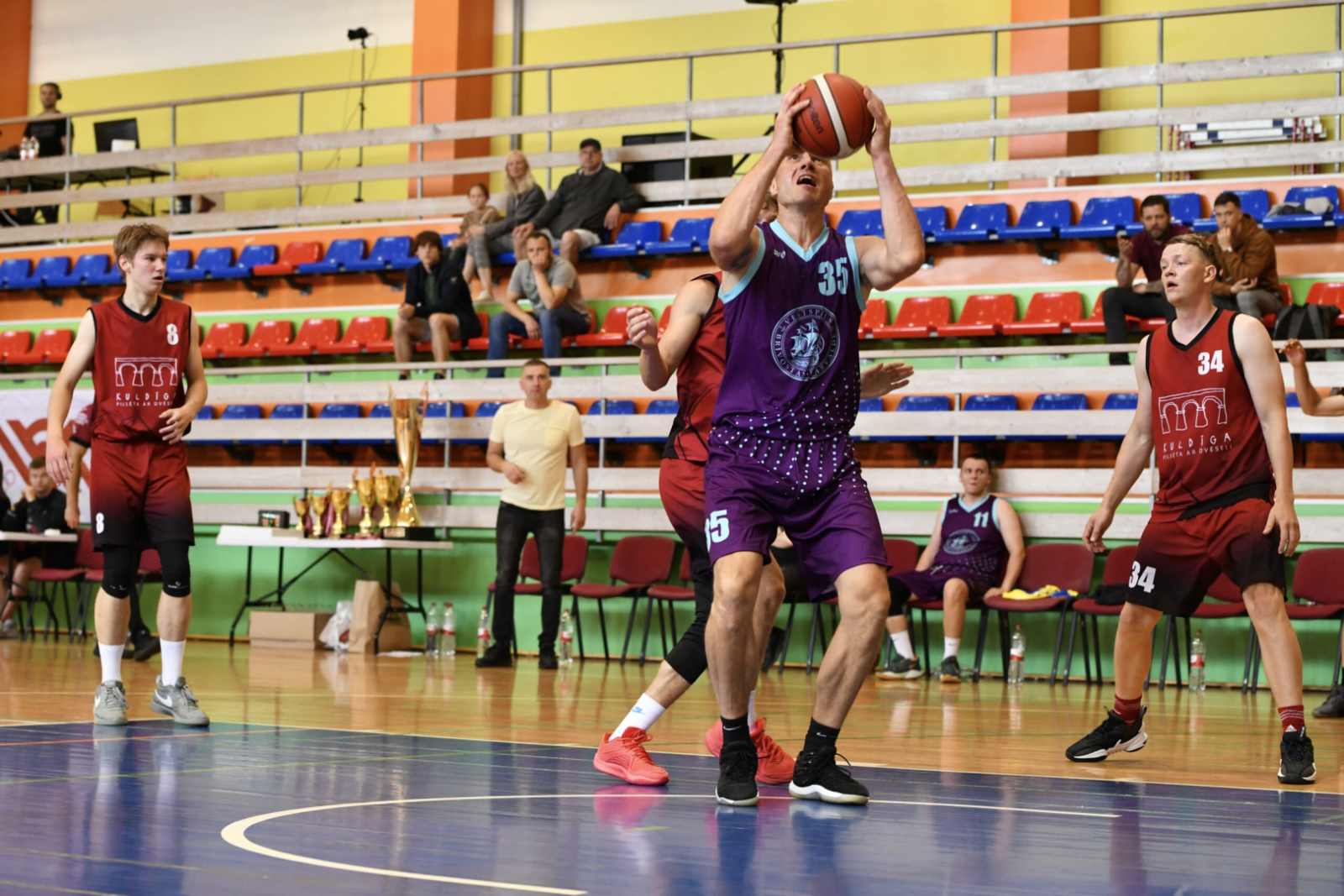 Spēlē basketbolu