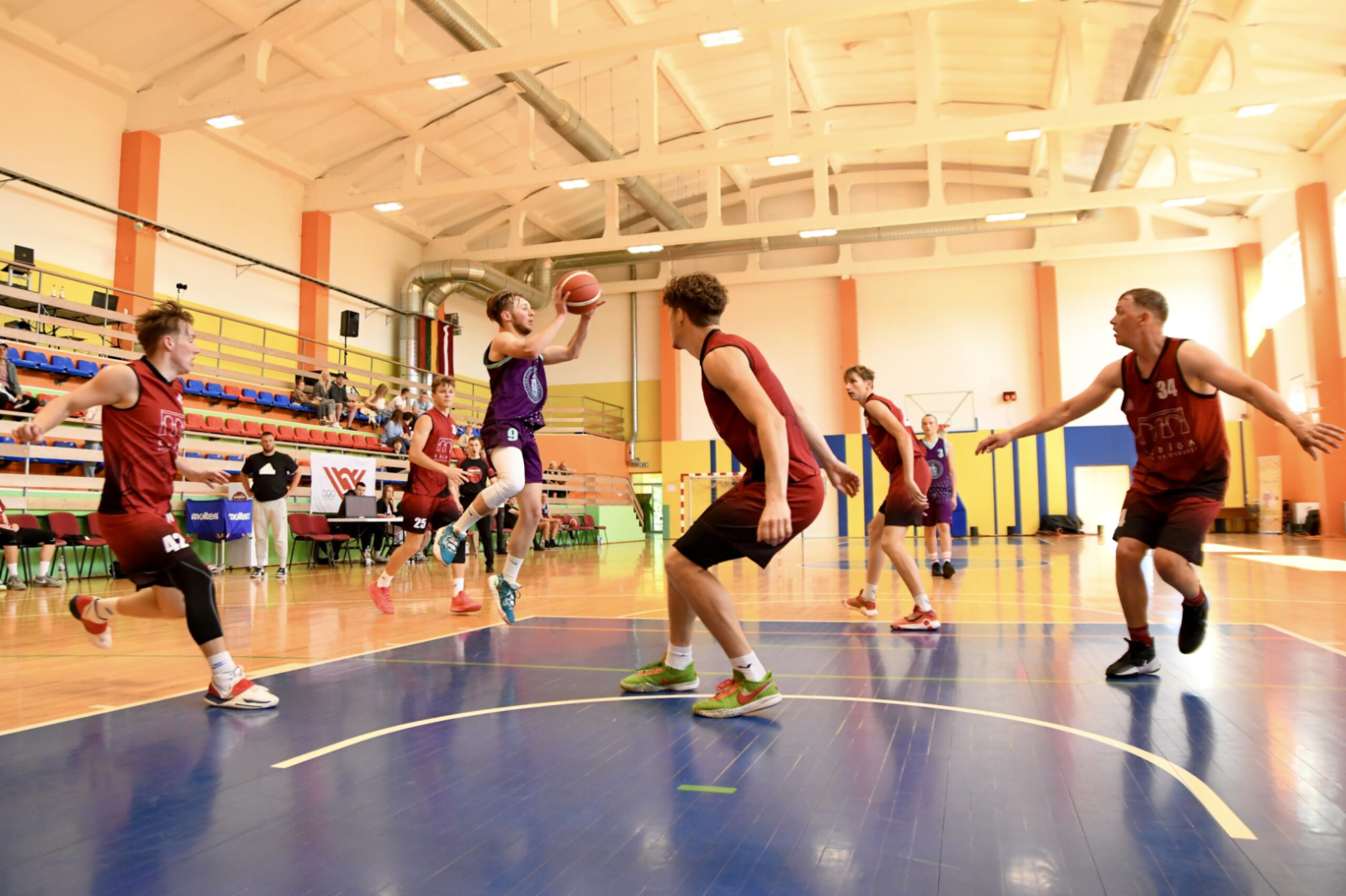 Spēlē basketbolu