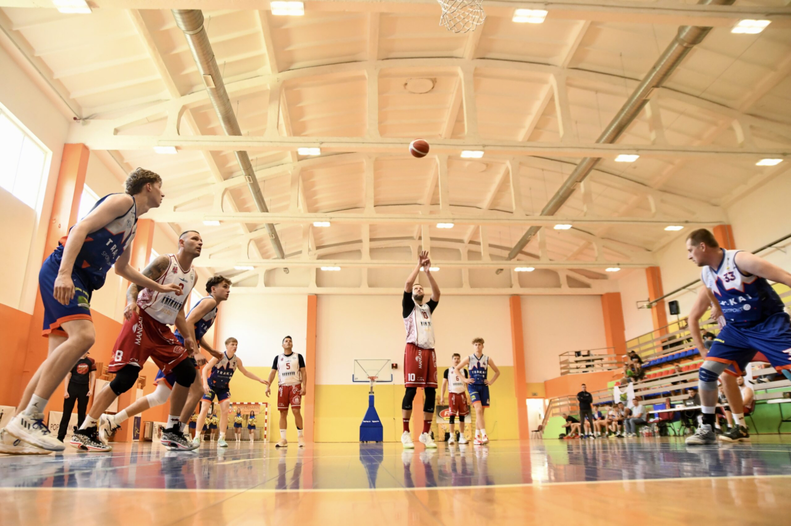 Spēlē basketbolu