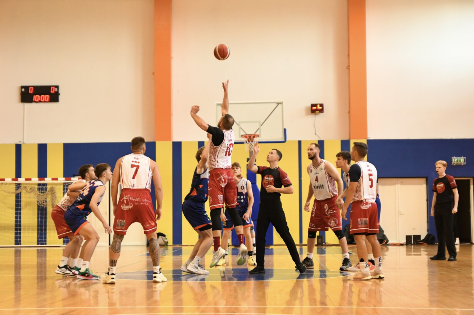 Spēlē basketbolu
