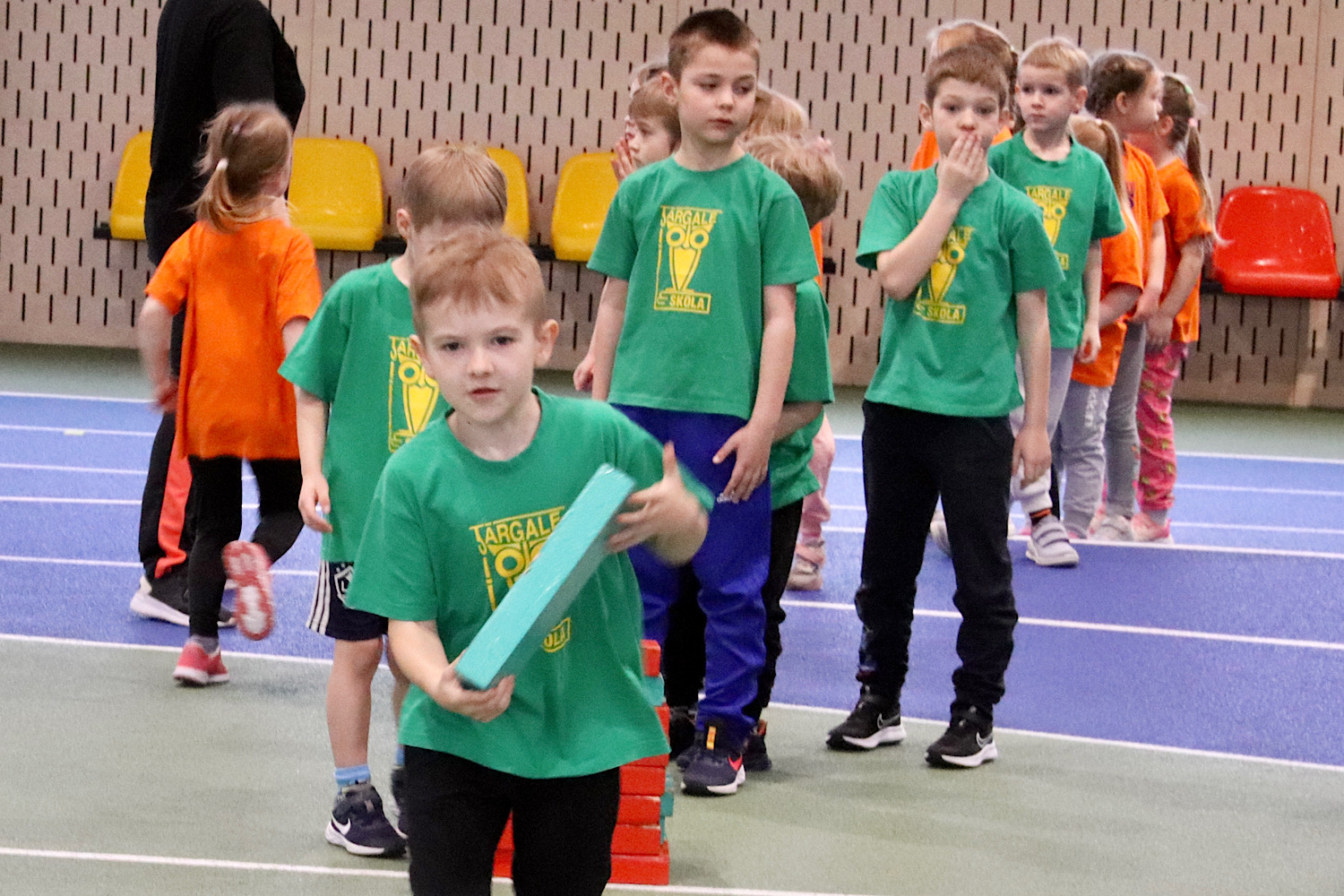 Mazie bērni sporto