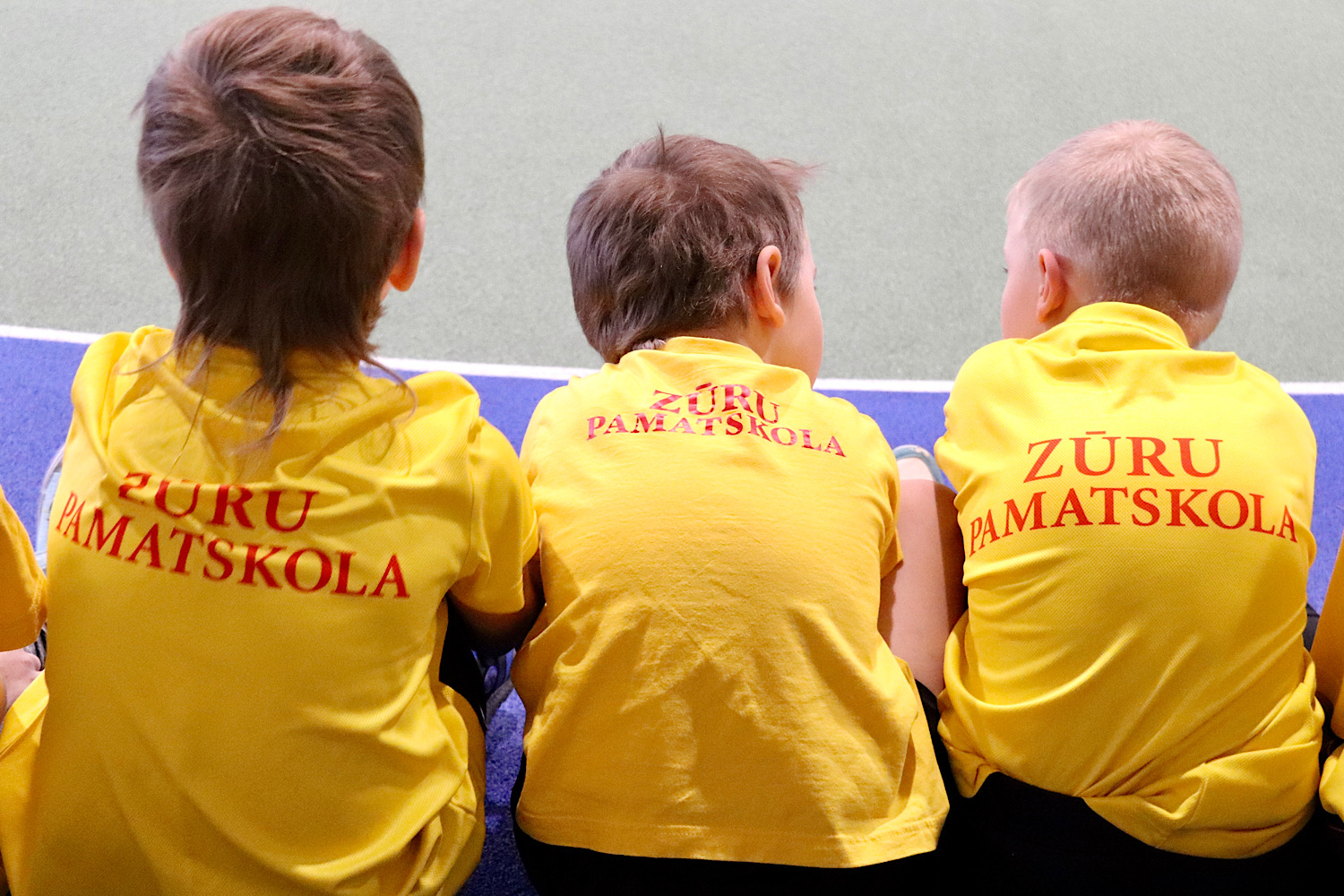 Mazie bērni sēž