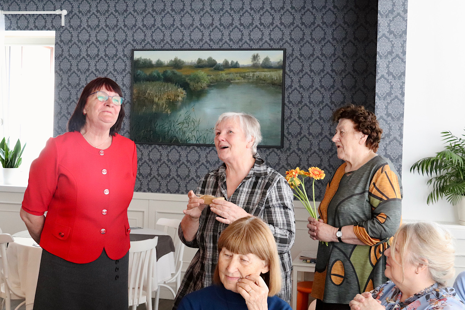 Seniori pie pusdienu galda