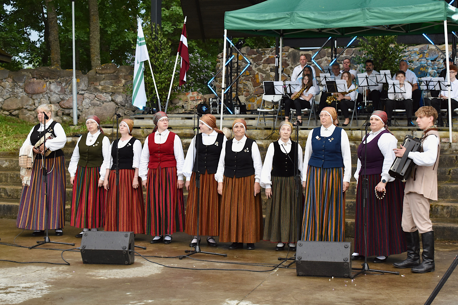 Dzied folkloras kopa
