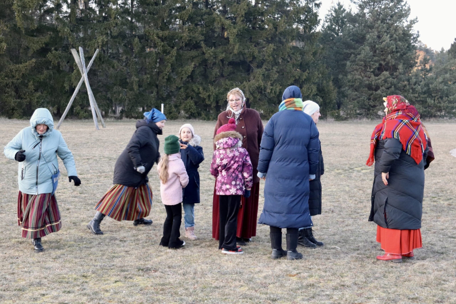 Pasākuma apmeklētāji iet rotaļās