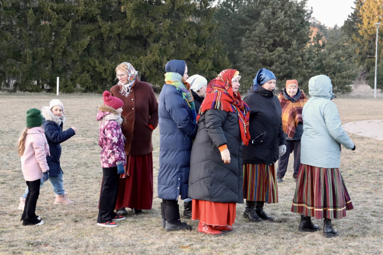 Pasākuma apmeklētāji iet rotaļās