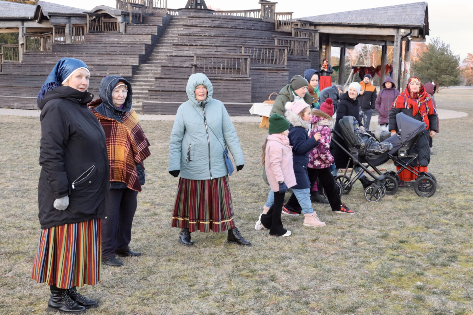 Pasākuma apmeklētāji iet rotaļās