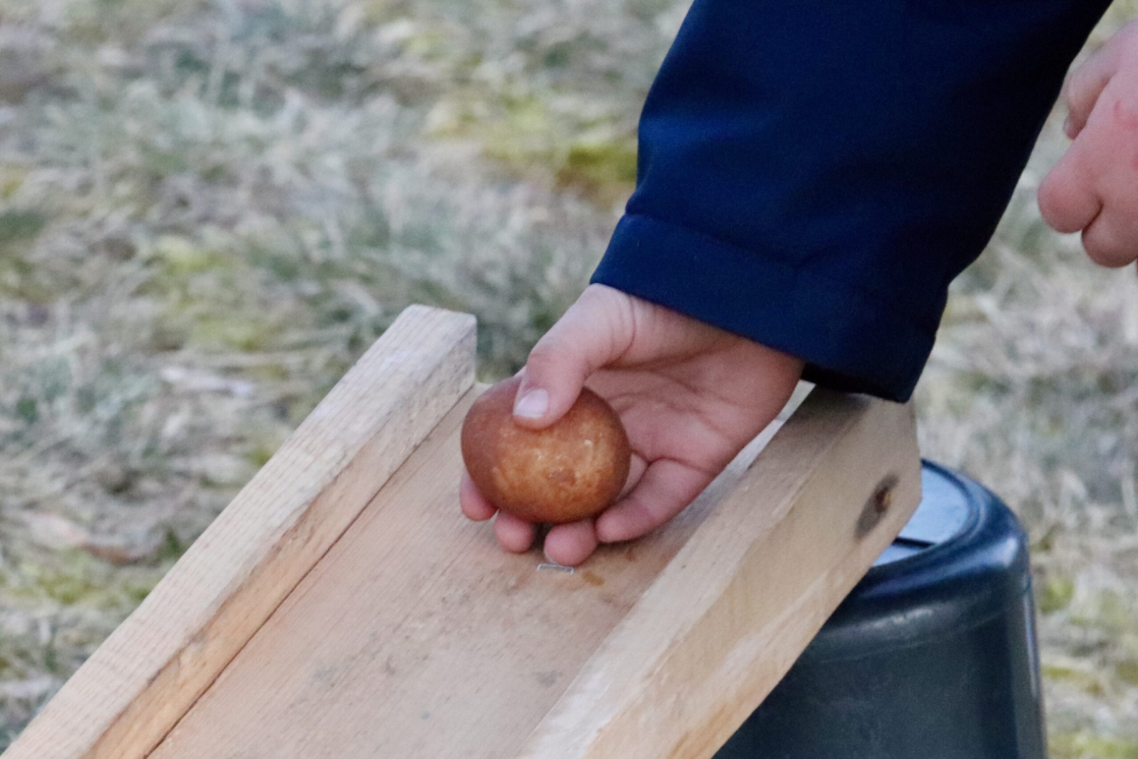 Pasākuma apmeklētāji ripina olas