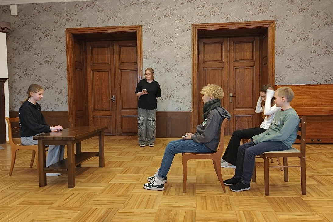 Bērni pilda uzdevumus