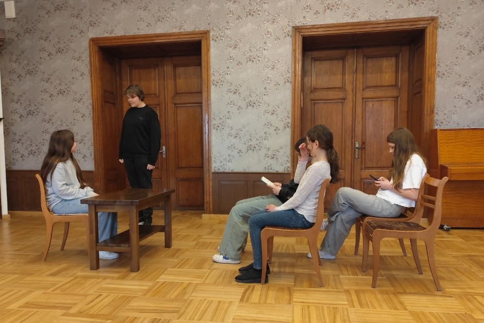 Bērni pilda uzdevumus