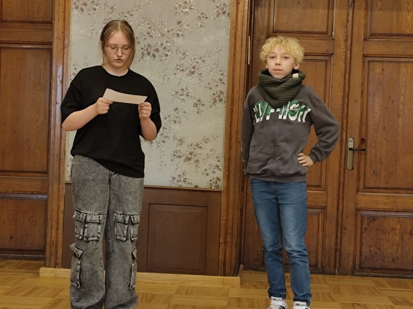 Bērni pilda uzdevumus