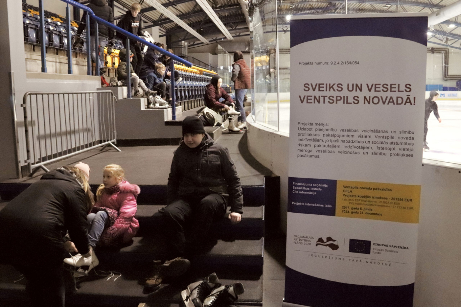Skolēni velk slidas