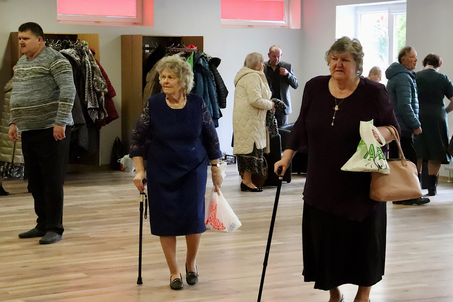 Seniori ierodas uz pasākumu